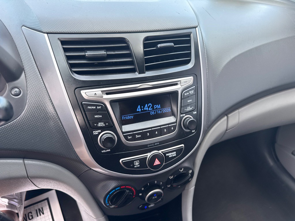 2015 Hyundai Accent Image 24