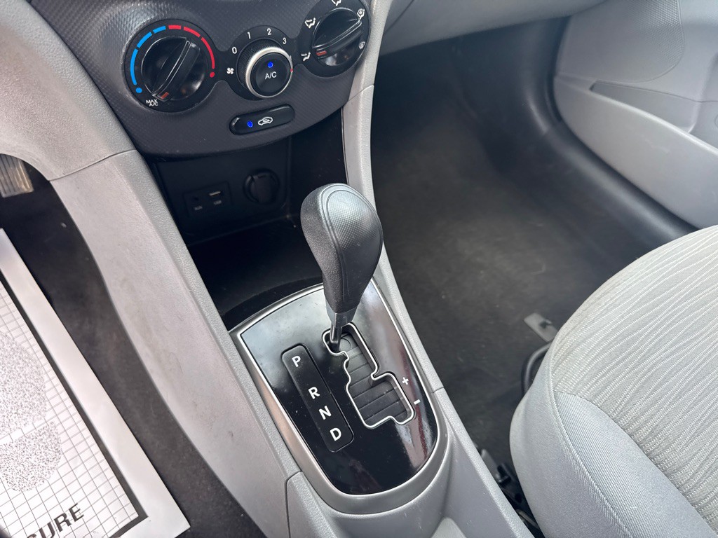 2015 Hyundai Accent Image 25