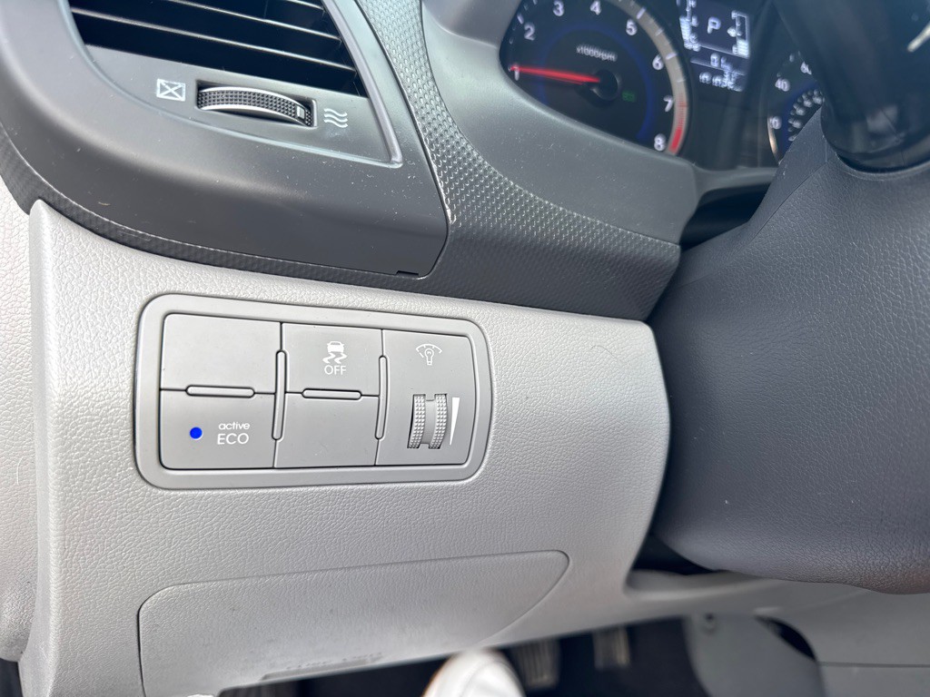 2015 Hyundai Accent Image 28