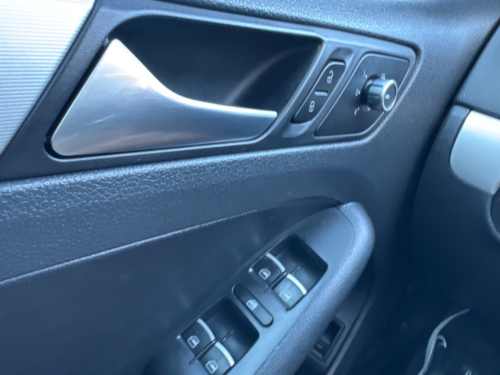 2012 Volkswagen Jetta Image 23