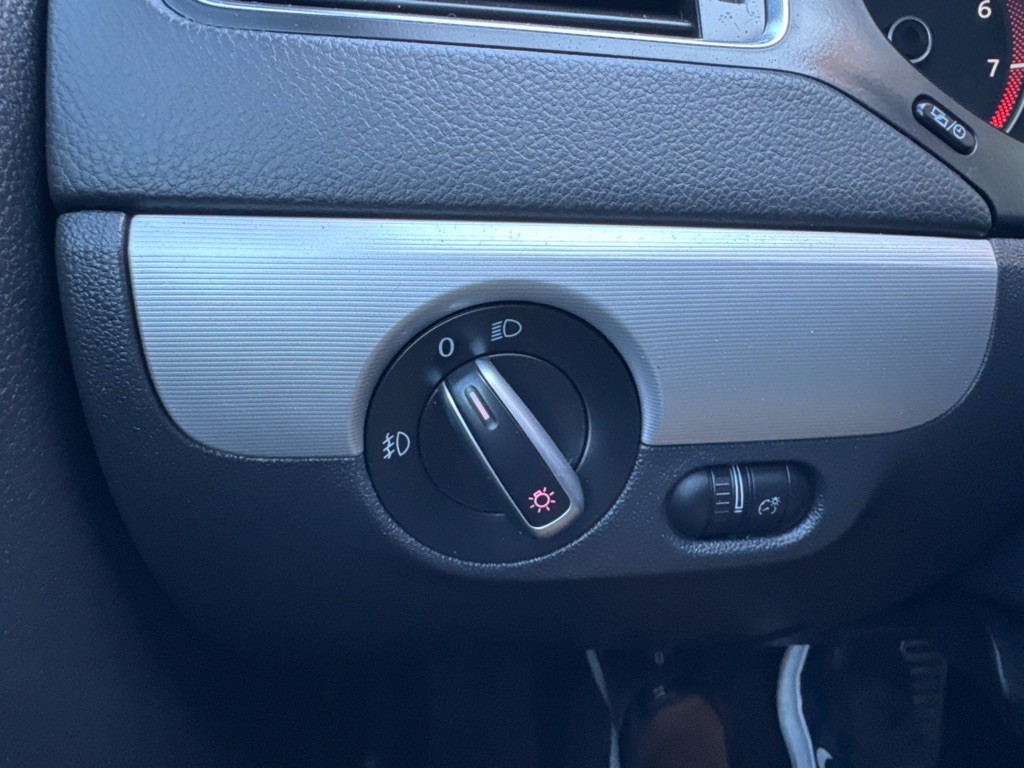 2012 Volkswagen Jetta Image 28