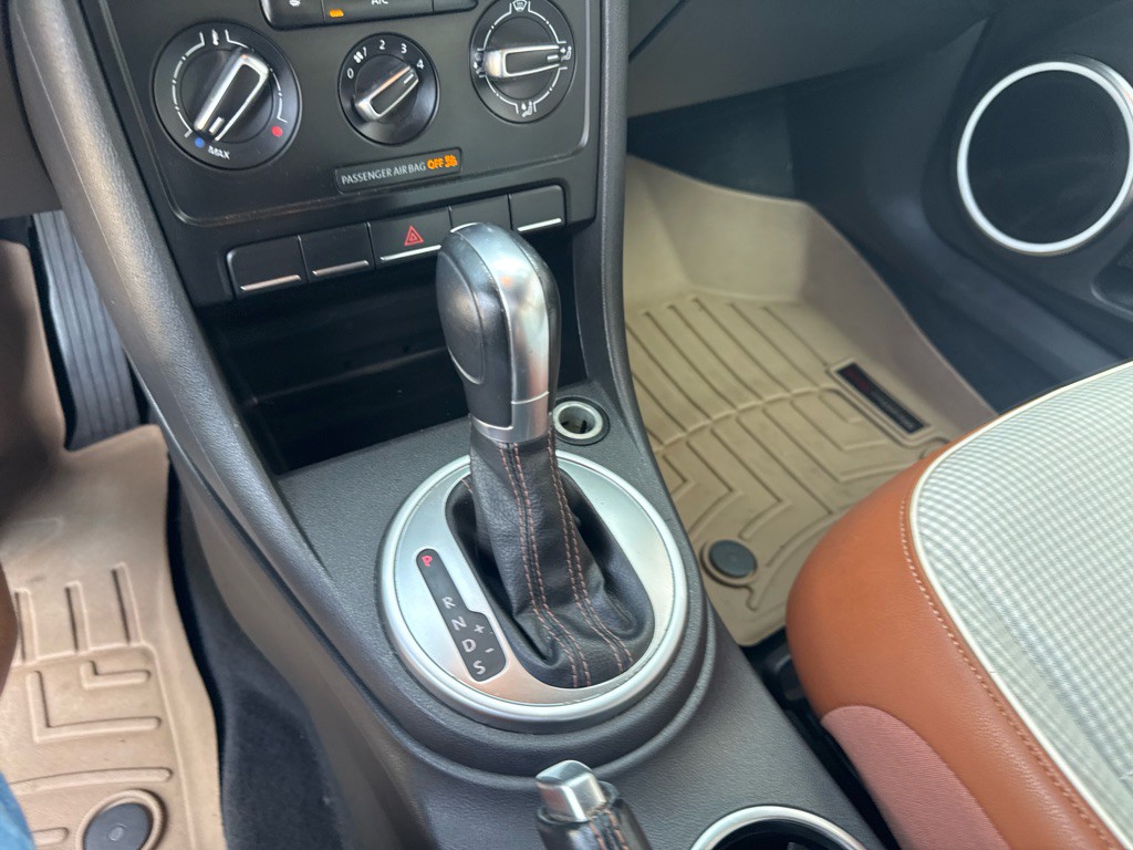 2015 Volkswagen Beetle Image 20