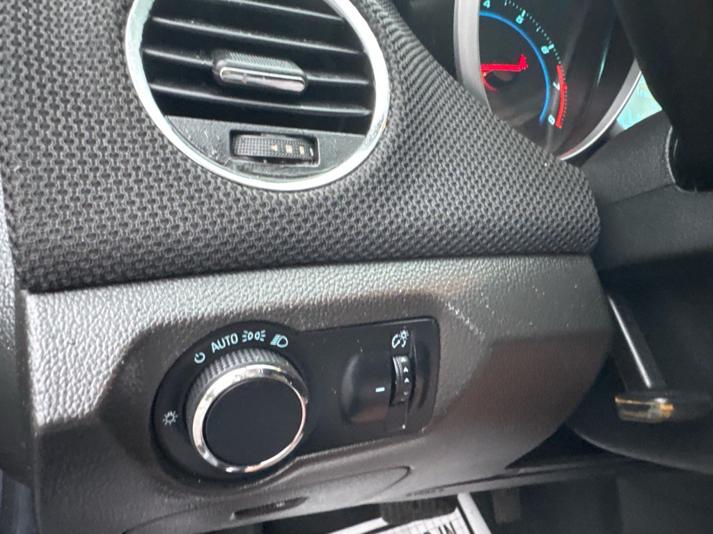 2013 Chevrolet Cruze Image 28