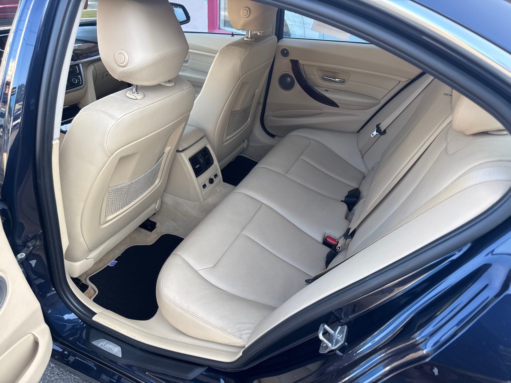 2013 BMW 3 Series Image 16