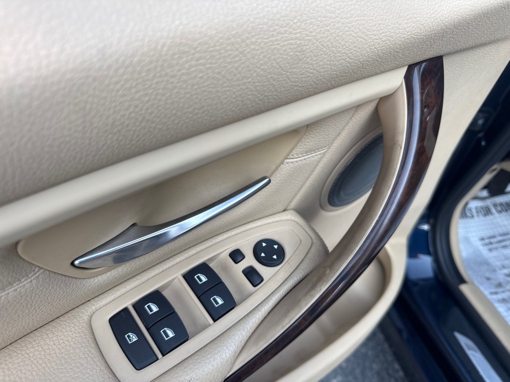 2013 BMW 3 Series Image 25