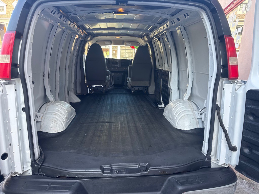 2012 Chevrolet Express Image 15