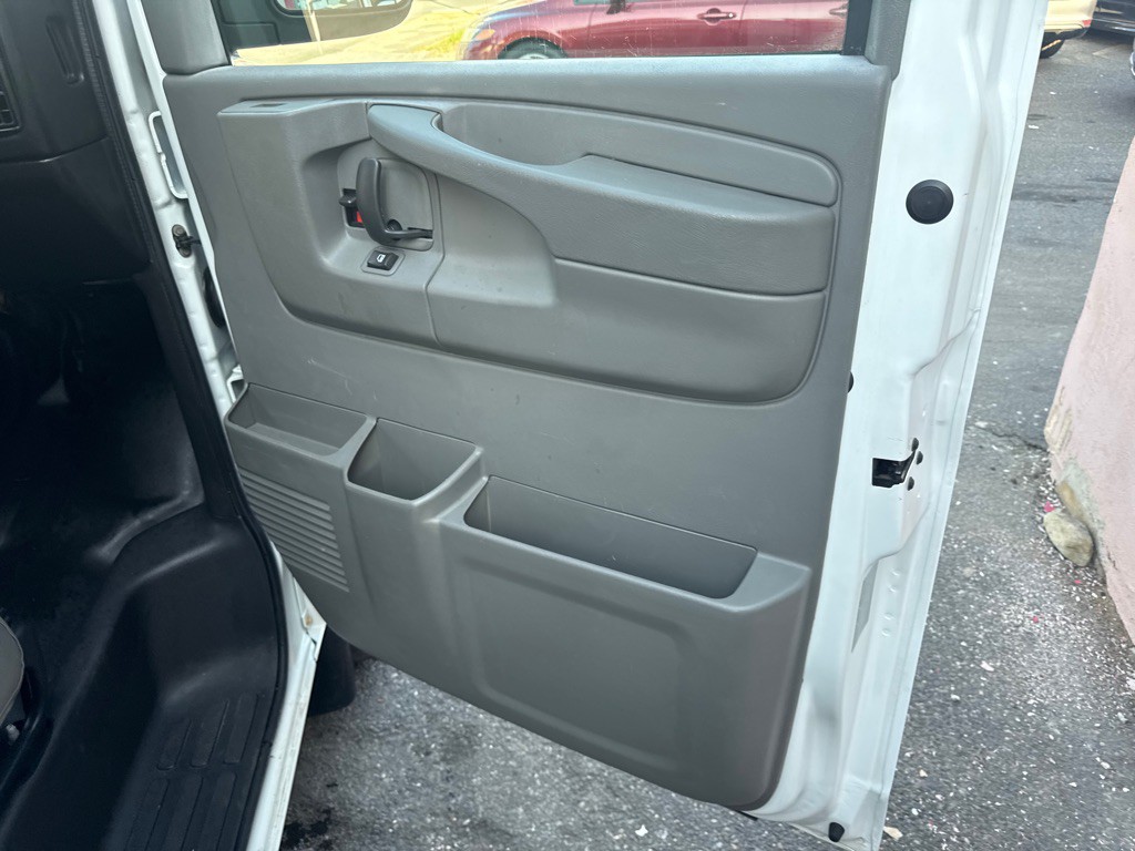 2012 Chevrolet Express Image 17