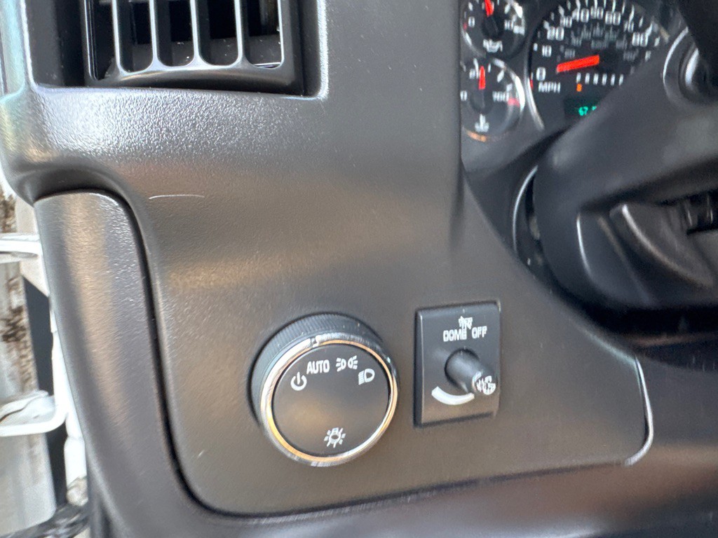2012 Chevrolet Express Image 24