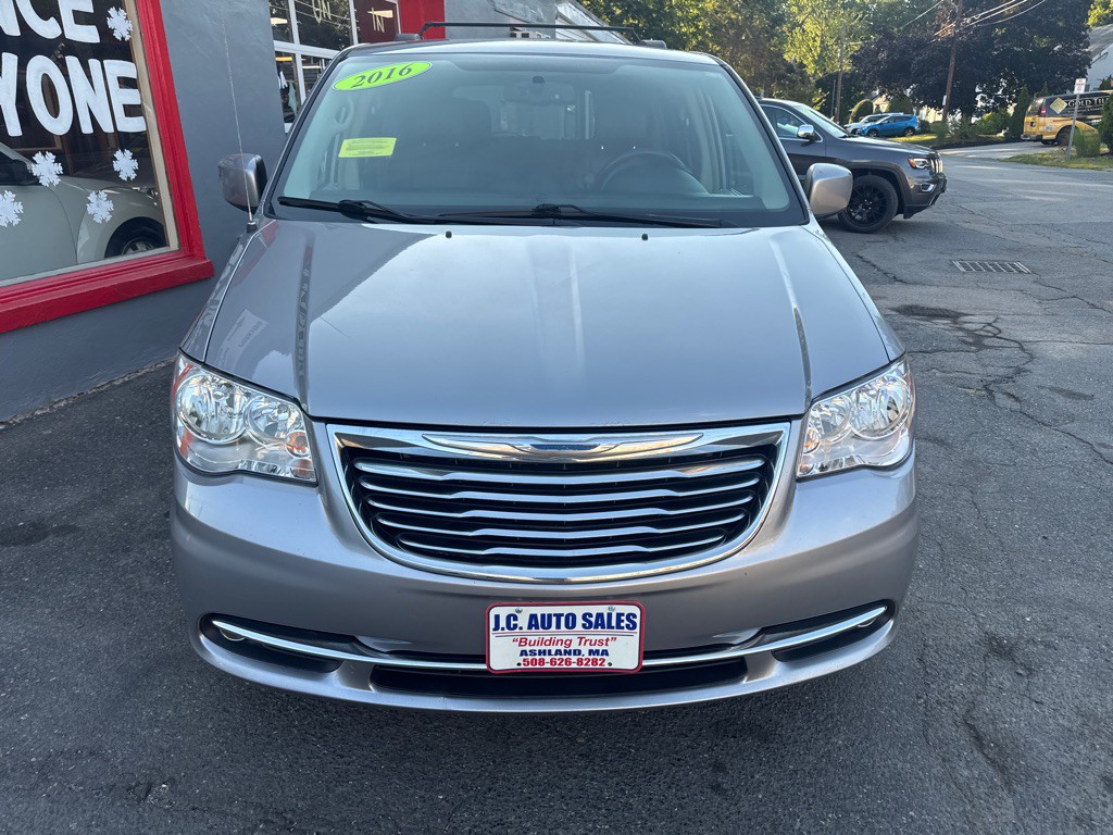 2016 Chrysler Town & Country Image 2