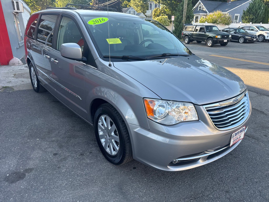 2016 Chrysler Town & Country Image 3