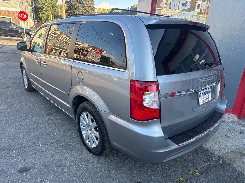 2016 Chrysler Town & Country Image 6
