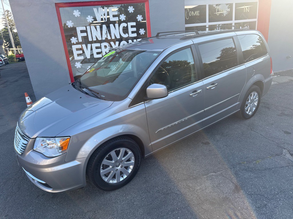 2016 Chrysler Town & Country Image 8