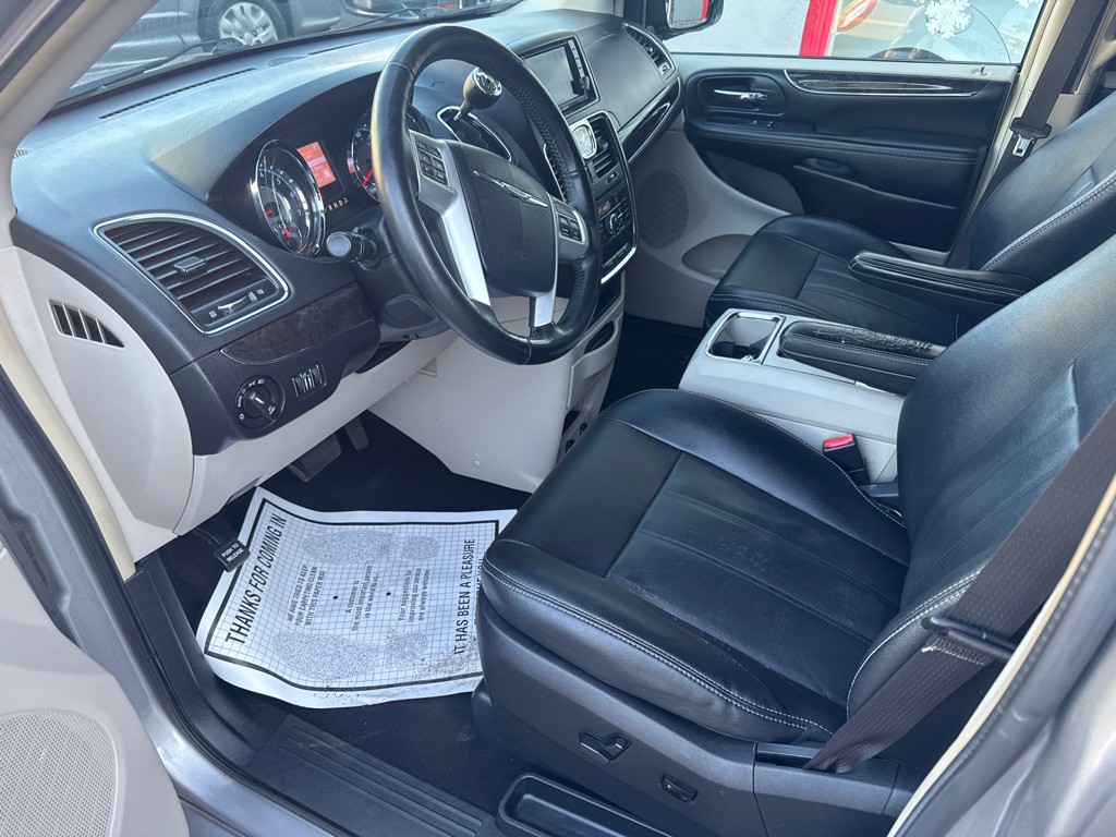 2016 Chrysler Town & Country Image 13