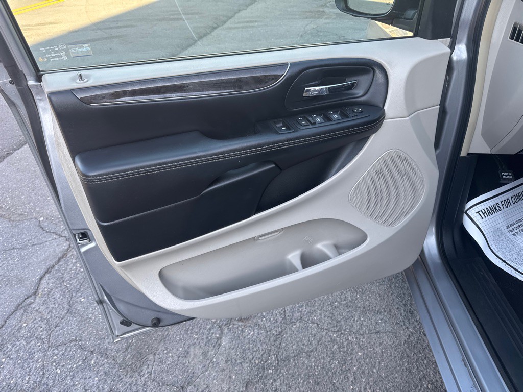 2016 Chrysler Town & Country Image 14