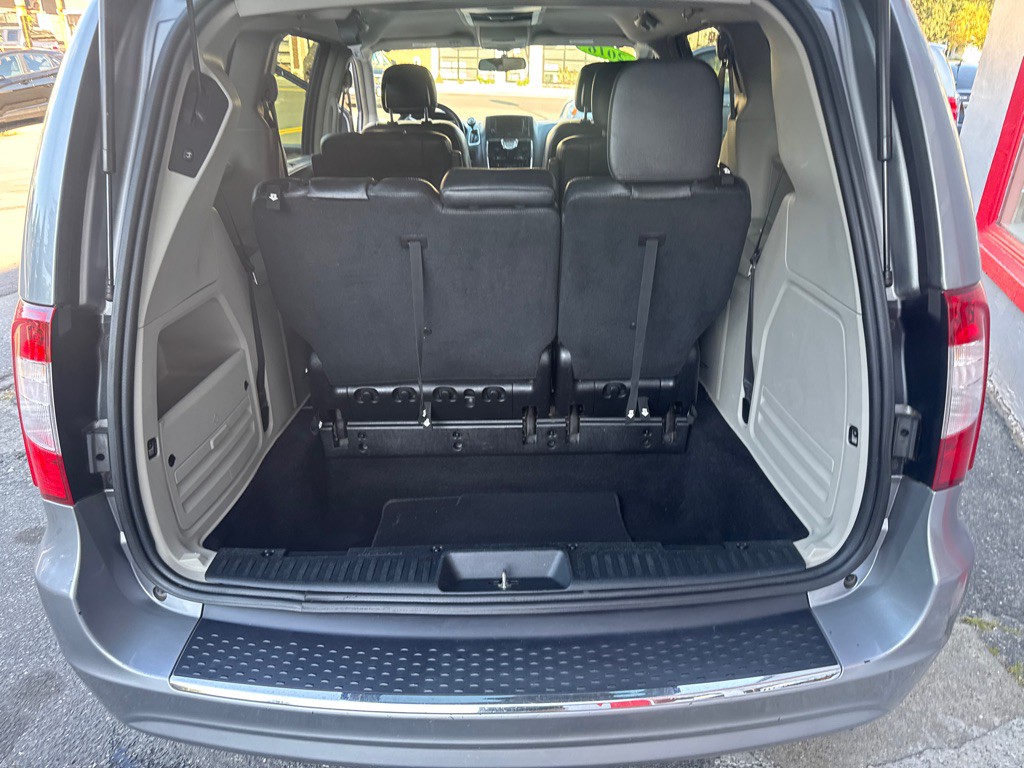 2016 Chrysler Town & Country Image 16
