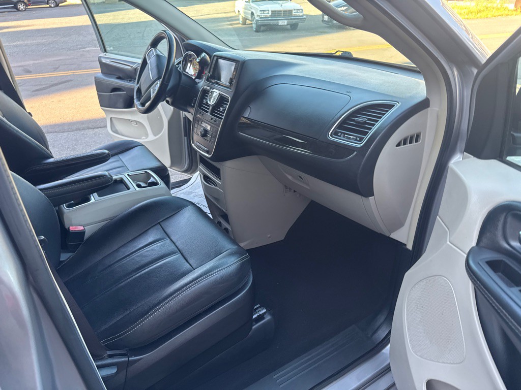 2016 Chrysler Town & Country Image 17