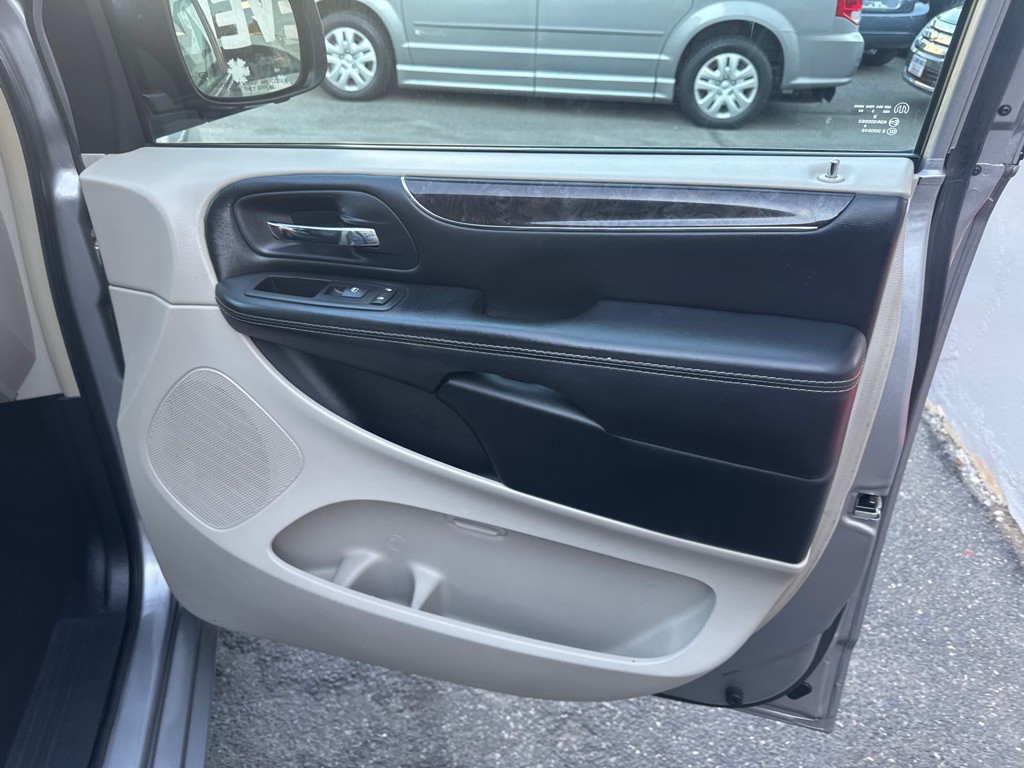 2016 Chrysler Town & Country Image 18