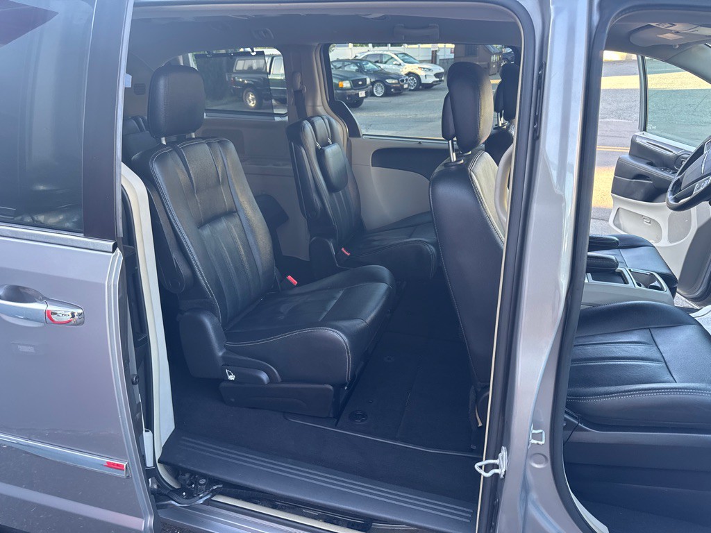 2016 Chrysler Town & Country Image 19