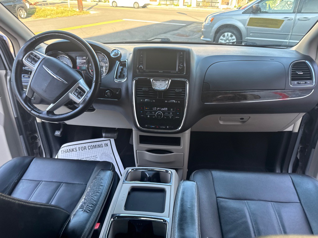 2016 Chrysler Town & Country Image 21