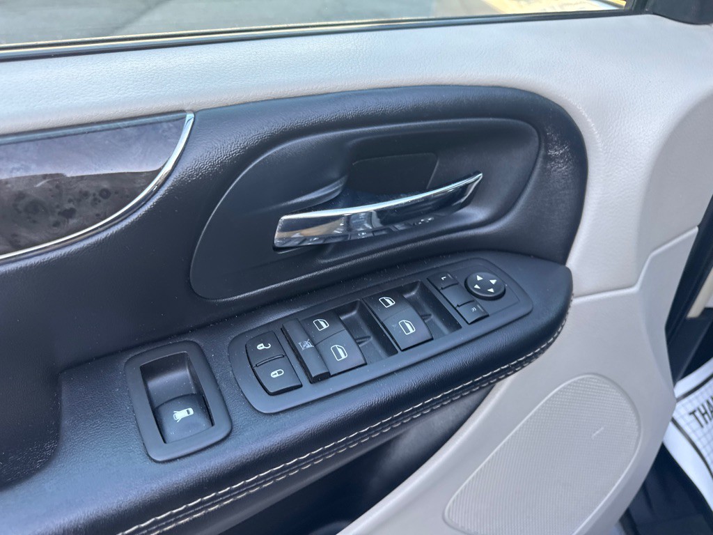 2016 Chrysler Town & Country Image 23