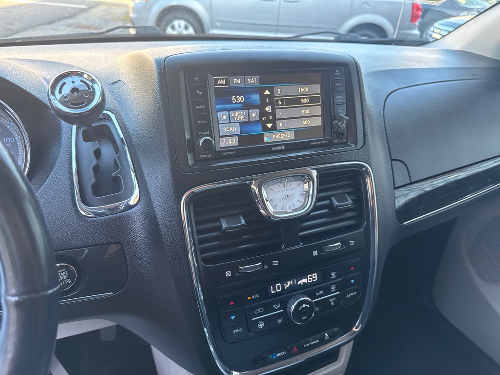 2016 Chrysler Town & Country Image 25