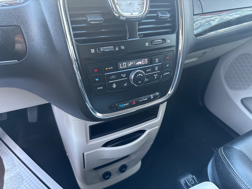 2016 Chrysler Town & Country Image 26