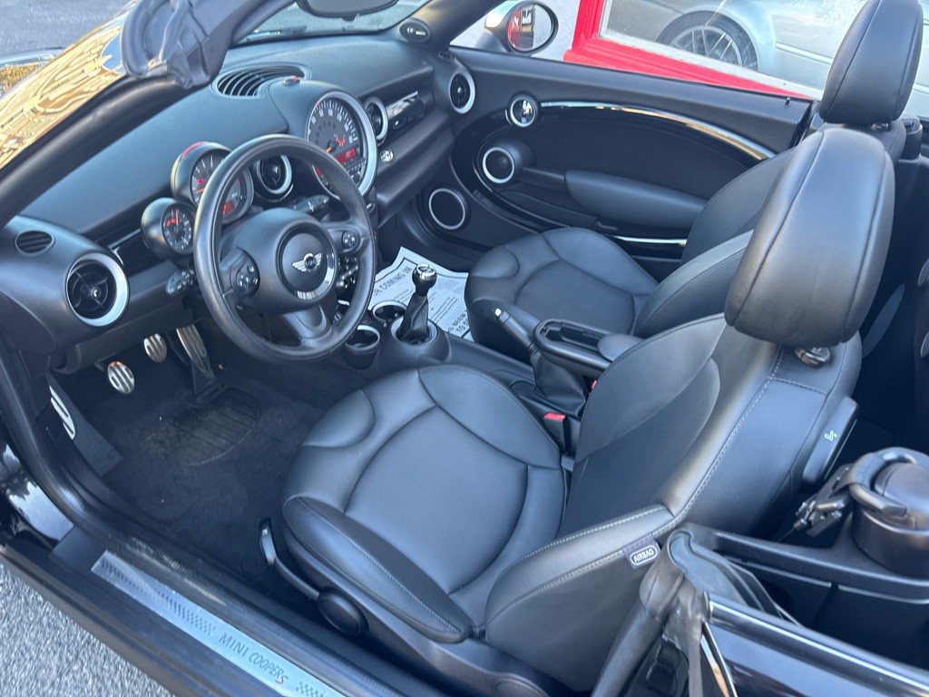2015 MINI Cooper Image 18