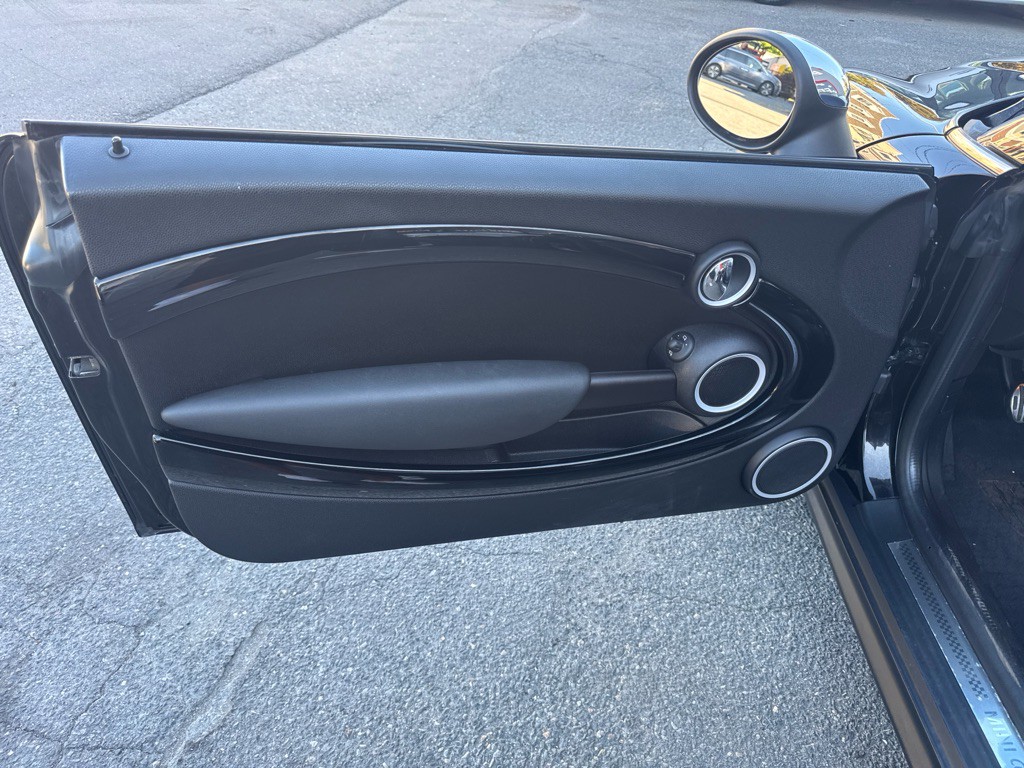 2015 MINI Cooper Image 19