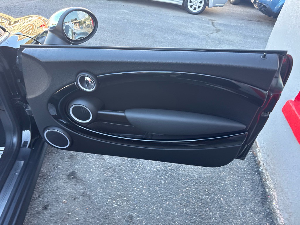 2015 MINI Cooper Image 22