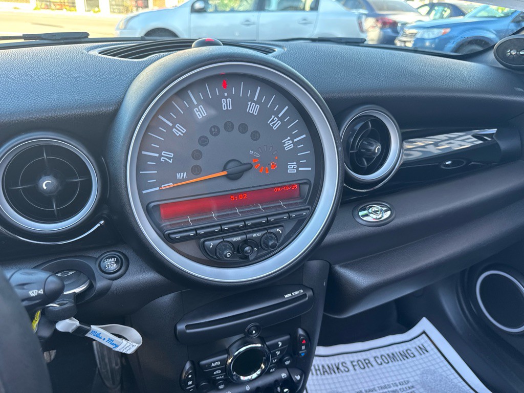 2015 MINI Cooper Image 26