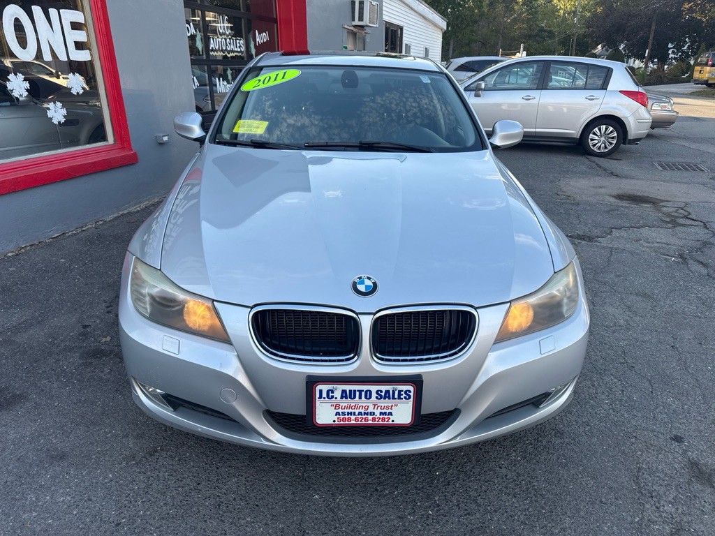 2011 BMW 3 Series Image 2