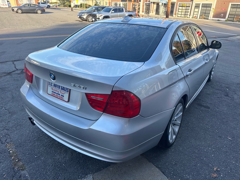 2011 BMW 3 Series Image 4