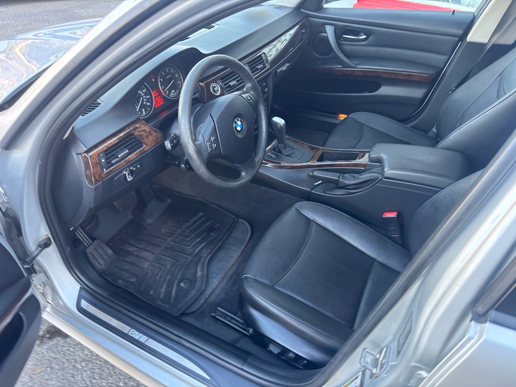 2011 BMW 3 Series Image 14