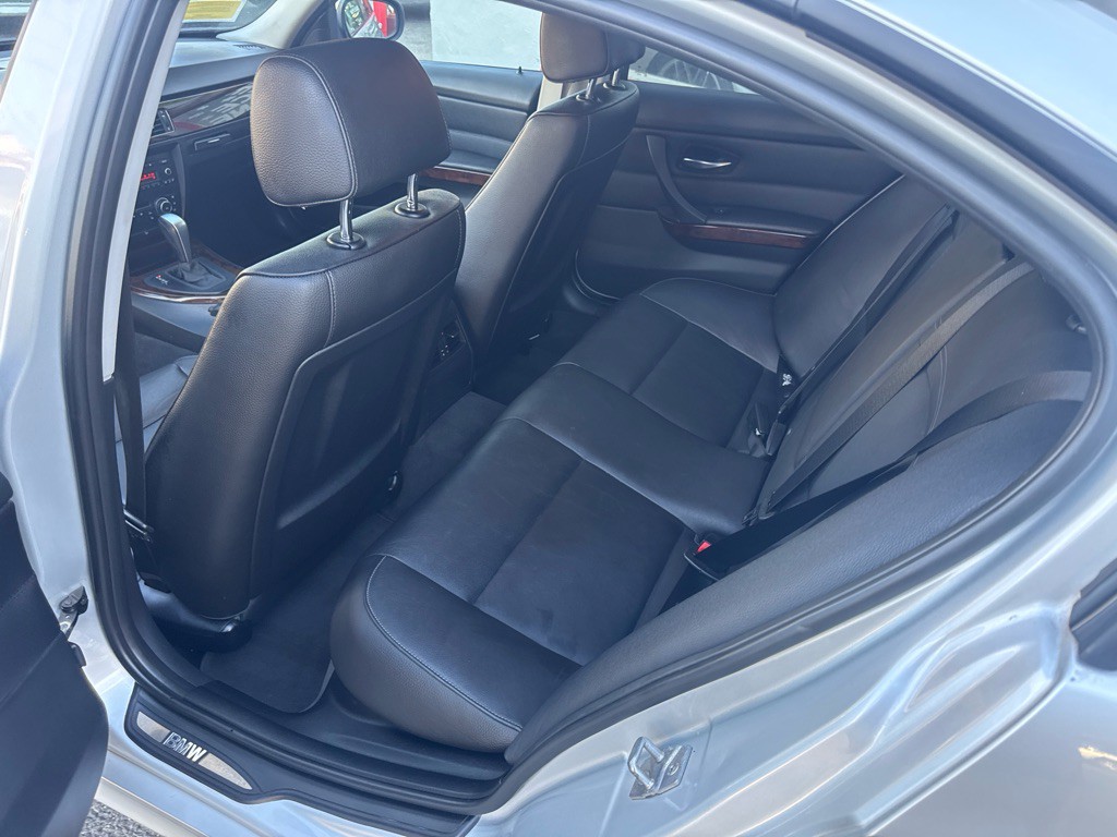 2011 BMW 3 Series Image 16
