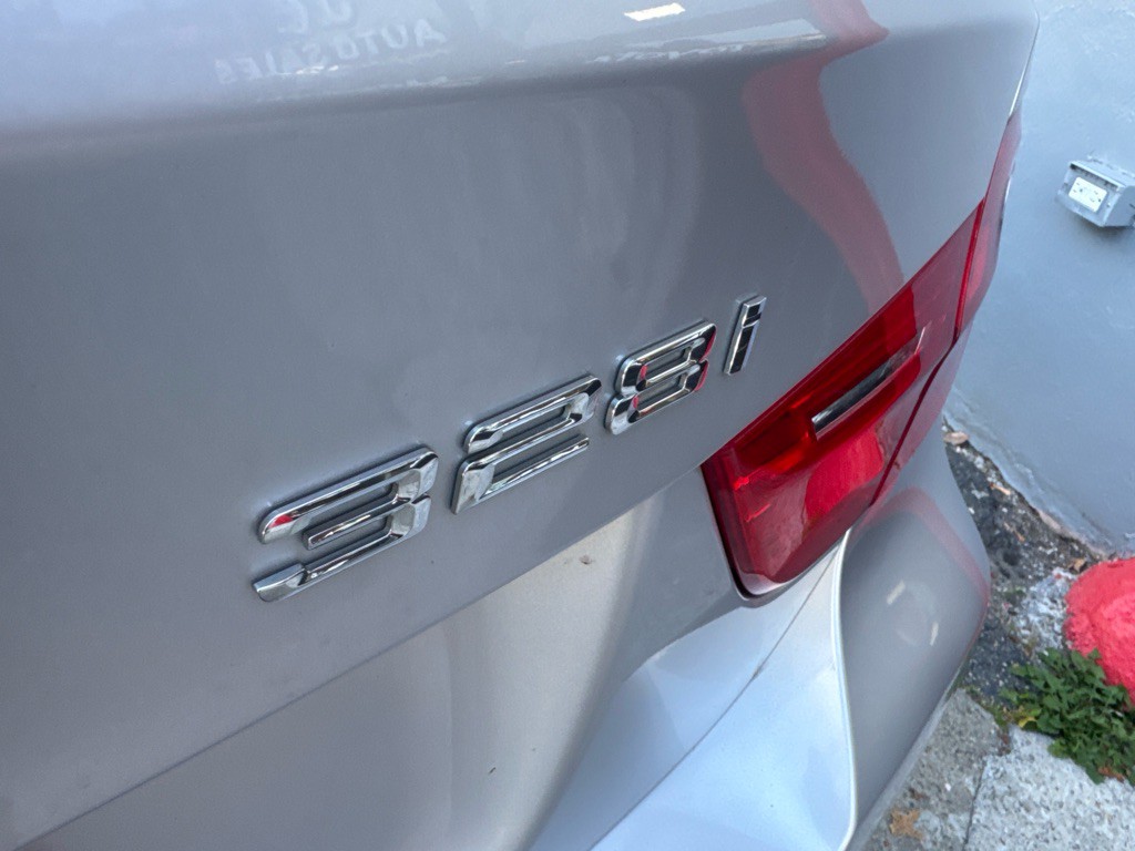 2011 BMW 3 Series Image 23