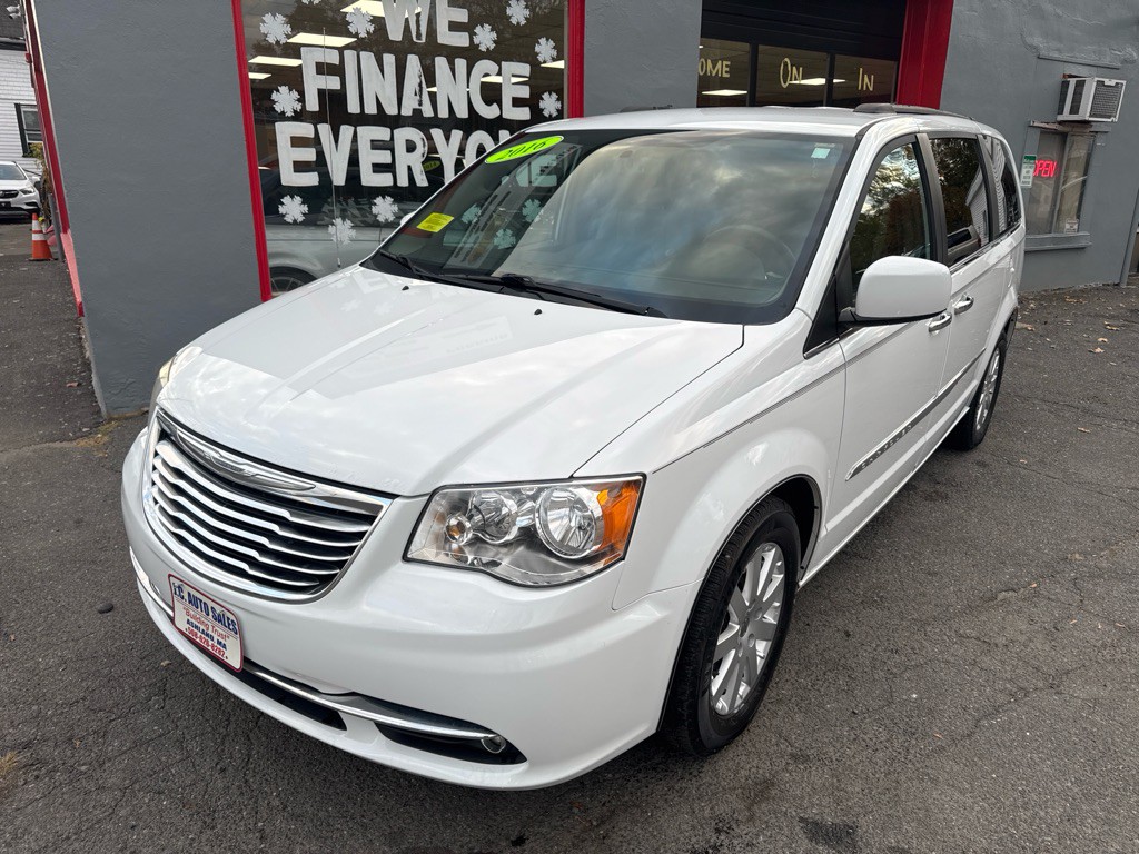 2016 Chrysler Town & Country Image 1