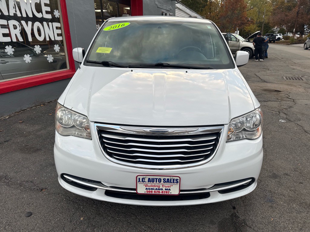 2016 Chrysler Town & Country Image 2