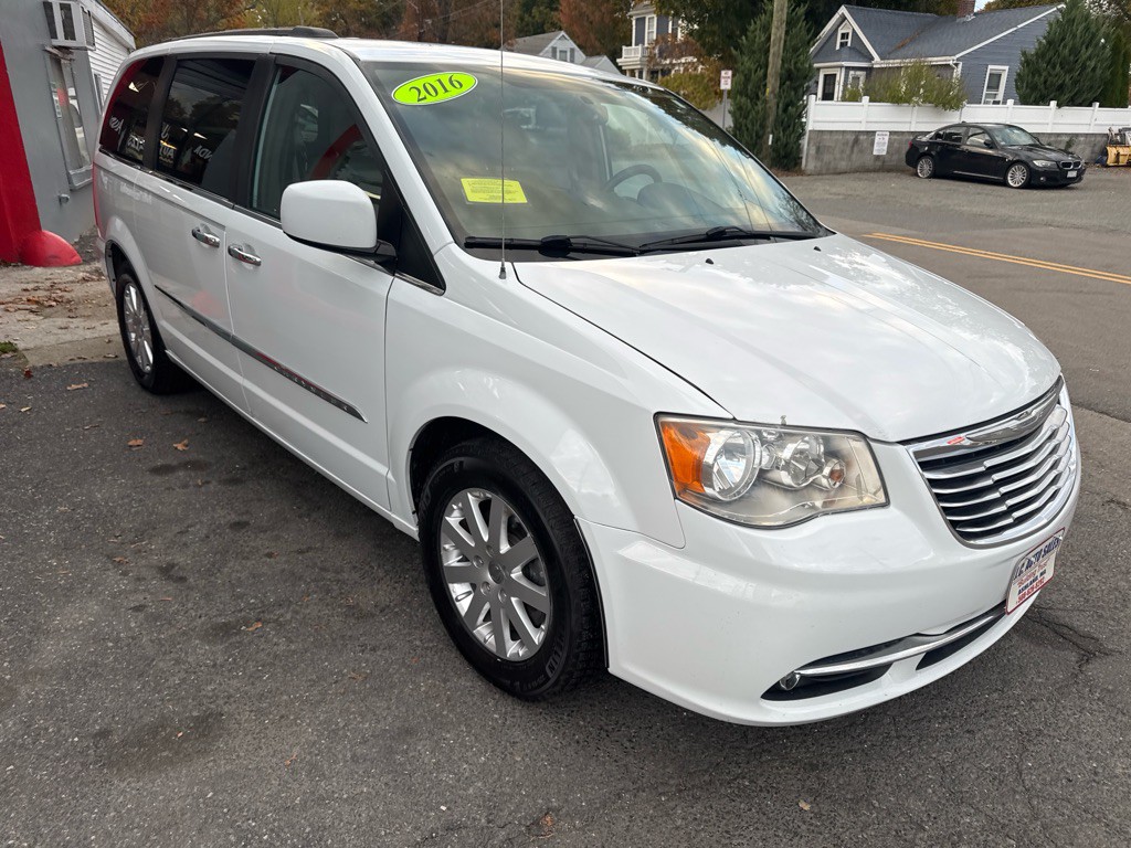 2016 Chrysler Town & Country Image 3