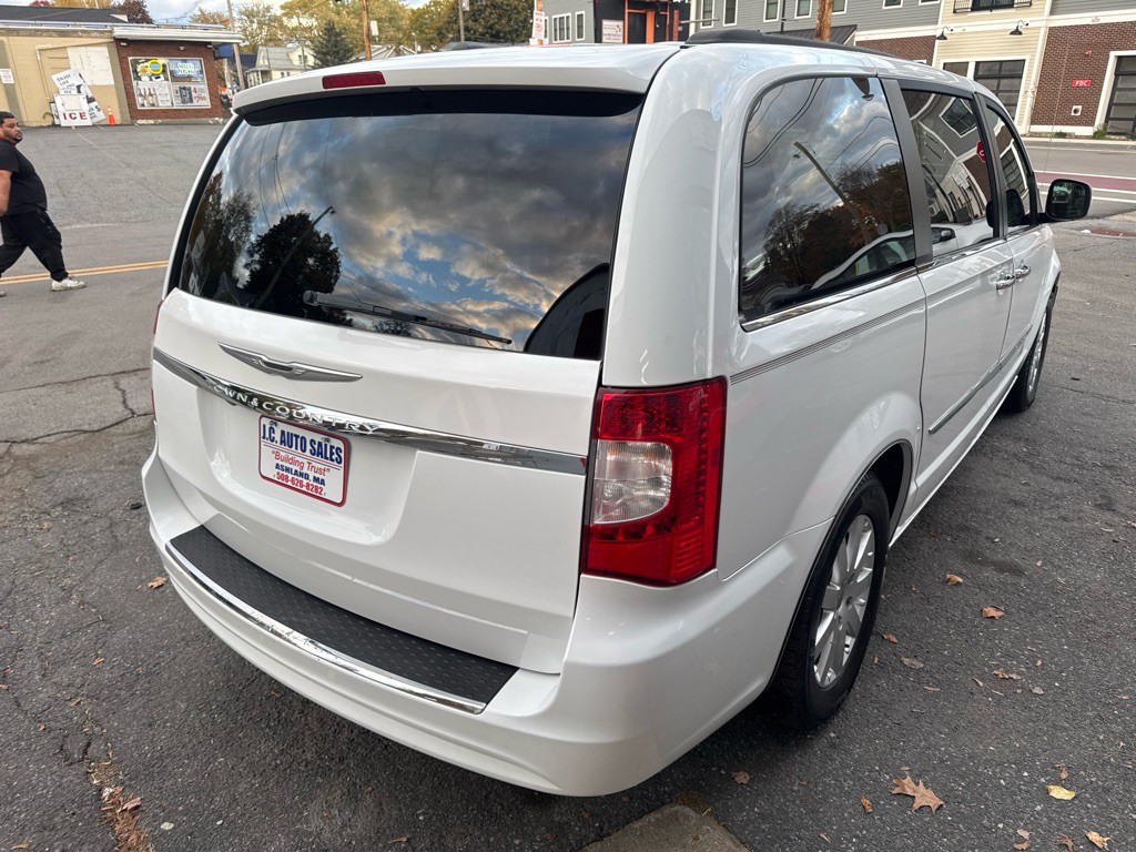 2016 Chrysler Town & Country Image 4