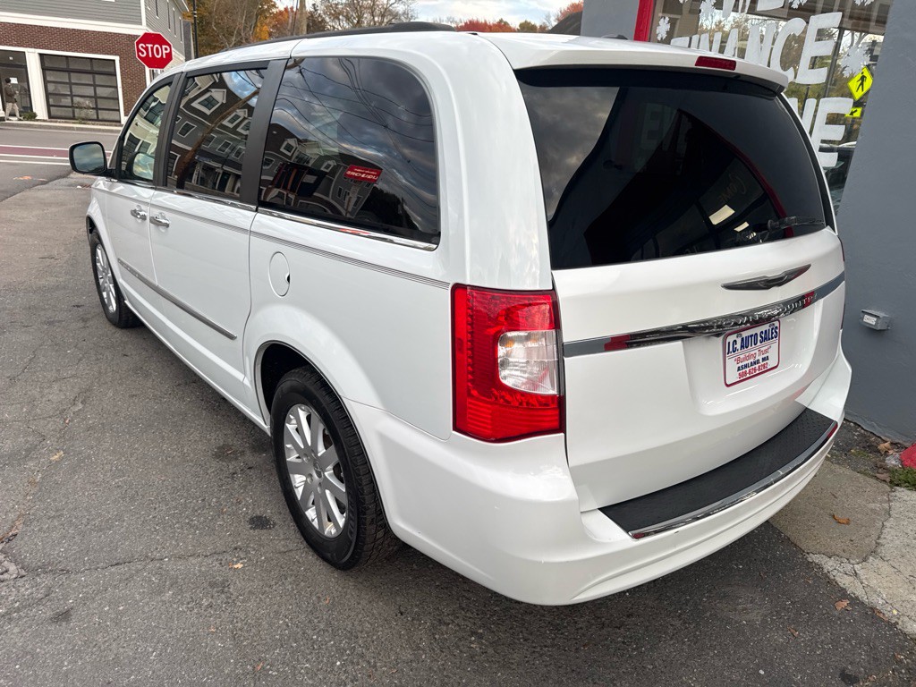 2016 Chrysler Town & Country Image 6