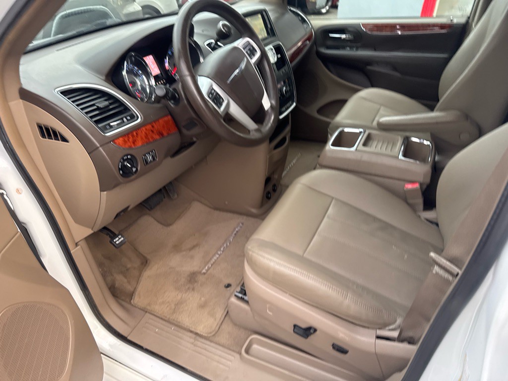 2016 Chrysler Town & Country Image 13