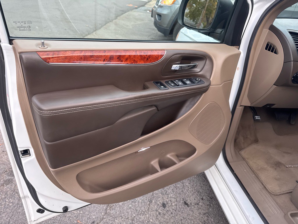 2016 Chrysler Town & Country Image 14