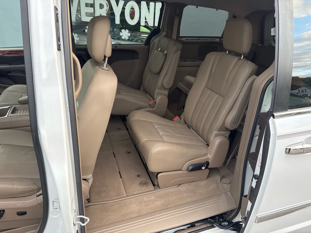 2016 Chrysler Town & Country Image 15