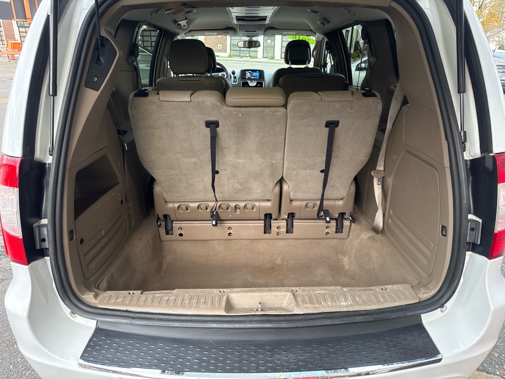 2016 Chrysler Town & Country Image 16