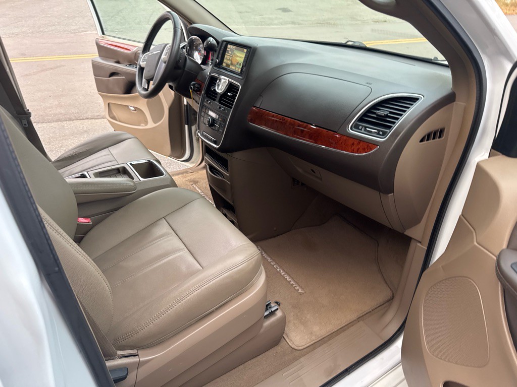 2016 Chrysler Town & Country Image 18