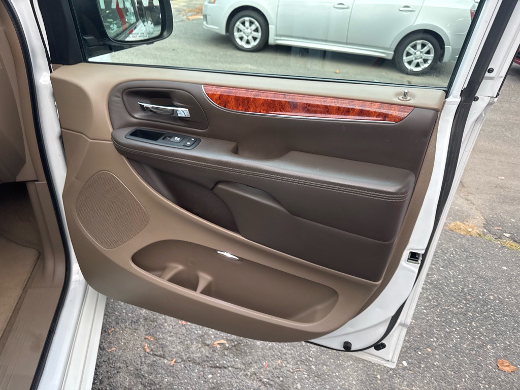 2016 Chrysler Town & Country Image 19