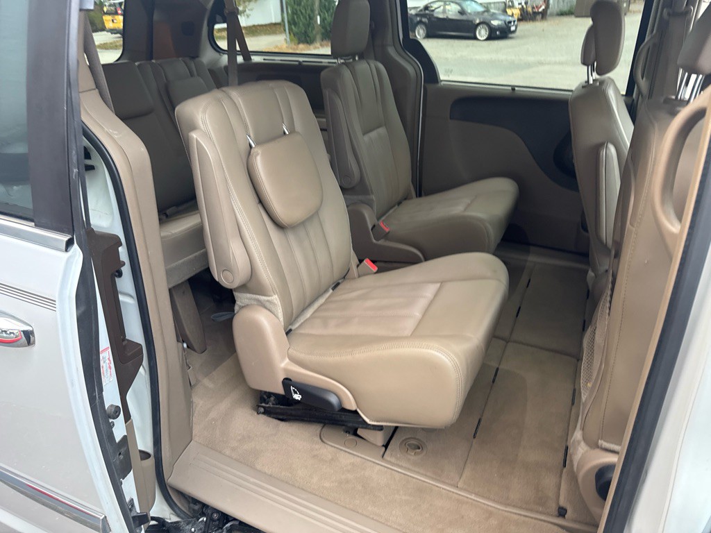 2016 Chrysler Town & Country Image 20