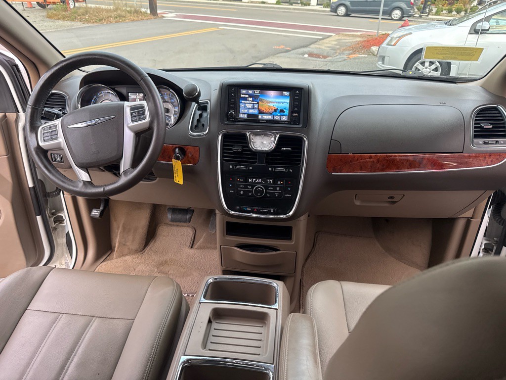 2016 Chrysler Town & Country Image 21
