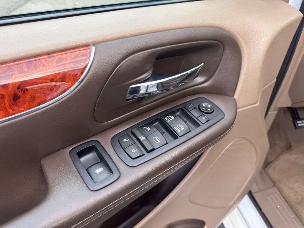 2016 Chrysler Town & Country Image 23