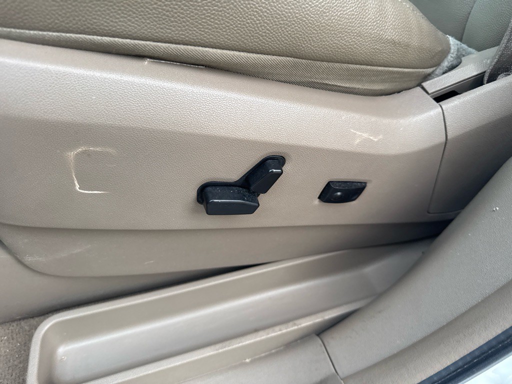 2016 Chrysler Town & Country Image 24